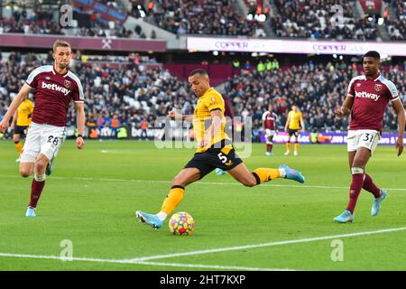 LONDRES, ROYAUME-UNI. FÉV 27th Marcal de Wolverhampton en action avec Tomas Soucek de West Ham lors du match de la Premier League entre West Ham United et Wolverhampton Wanderers au London Stadium, Stratford, le dimanche 2022 février. (Credit: Ivan Yordanov | MI News) Credit: MI News & Sport /Alay Live News Banque D'Images