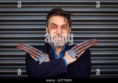 Londres, Royaume-Uni. 27 février 2022. Un homme vêtu de Wolverine de Marvel arrive au Comic con Spring de Londres qui se tient à Kensington Olympia. Le festival célèbre les bandes dessinées, le cinéma et la télévision. Credit: Stephen Chung / Alamy Live News Banque D'Images