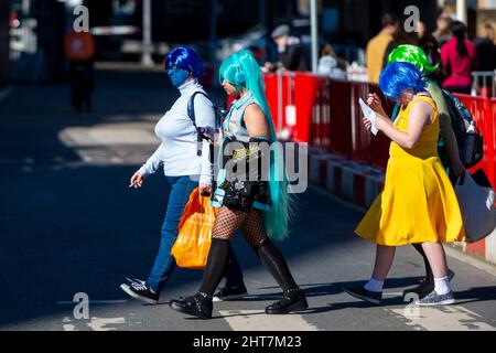 Londres, Royaume-Uni. 27 février 2022. Les gens habillés comme leurs personnages préférés arrivent au London Comic con Spring qui s'est tenu à Kensington Olympia. Le festival célèbre les bandes dessinées, le cinéma et la télévision. Credit: Stephen Chung / Alamy Live News Banque D'Images