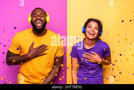 Couple avec casque écouter de la musique et danser avec énergie Banque D'Images