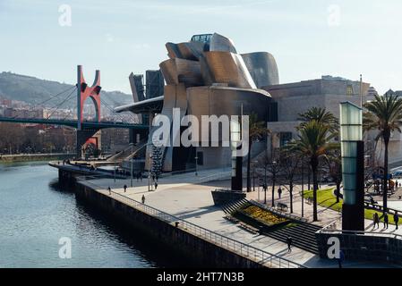 Bilbao, Espagne - 13 février 2022 : vue sur l'estuaire de Bilbao avec le musée Guggenheim et le pont de la Salve Banque D'Images