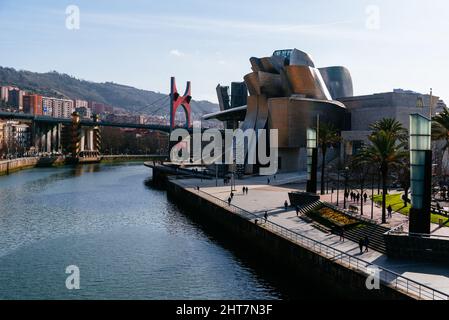 Bilbao, Espagne - 13 février 2022 : vue sur l'estuaire de Bilbao avec le musée Guggenheim et le pont de la Salve Banque D'Images