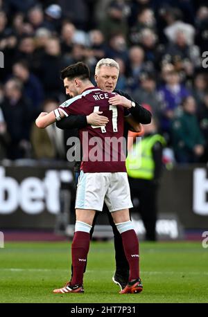Londres, Royaume-Uni. 27th févr. 2022. David Moyes, directeur de West Ham, et Declan Rice (West Ham) se sont hués pour célébrer la fin du match de la West Ham contre Wolves Premier League au London Stadium Stratford. Crédit : MARTIN DALTON/Alay Live News Banque D'Images