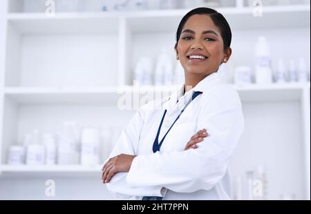 Je tout sur cette vie scientifique. Portrait rogné d'une jeune scientifique attrayante debout avec ses bras pliés dans le laboratoire. Banque D'Images