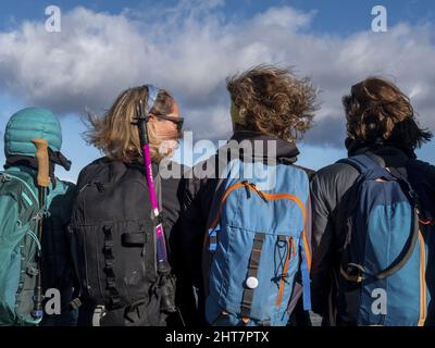 Groupe de randonneurs caucasiens au sommet de la montagne Banque D'Images