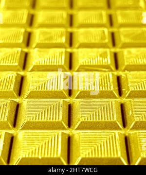 Pop Art Surreal style Gold Ingot-like Golden Chocolate Bar avec foyer sélectif Banque D'Images