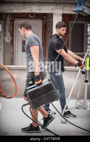 Derrière la scène. Technicien en éclairage de la réalisation de films ingénieur en électricité pour régler et configurer les lumières pour la scène de film. Rayon lumineux. Équipe de tournage Banque D'Images