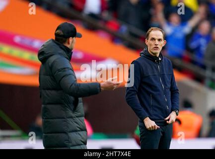 Thomas Tuchel, le directeur de Chelsea (à droite) et Jurgen Klopp, le directeur de Liverpool, lors de la finale de la Carabao Cup au stade Wembley, à Londres. Date de la photo: Dimanche 27th février 2022. Banque D'Images