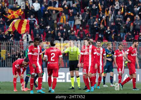 Les joueurs de Monza réagissent à la perte du match à la fin du match de la série B entre Monza et Lecce au stade U Power le 27 février 2022 à Monza, en Italie. Banque D'Images