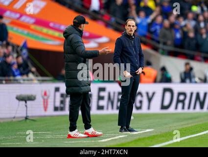 Thomas Tuchel, le directeur de Chelsea (à droite) et Jurgen Klopp, le directeur de Liverpool, lors de la finale de la Carabao Cup au stade Wembley, à Londres. Date de la photo: Dimanche 27th février 2022. Banque D'Images