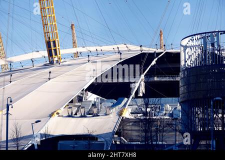 Dommages causés au toit de la O2 Arena, dans le sud-est de Londres, par Storm Eunice. Banque D'Images