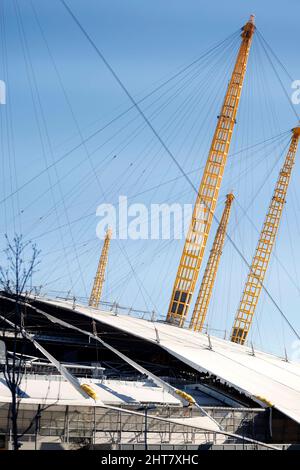 Dommages causés au toit de la O2 Arena, dans le sud-est de Londres, par Storm Eunice. Banque D'Images