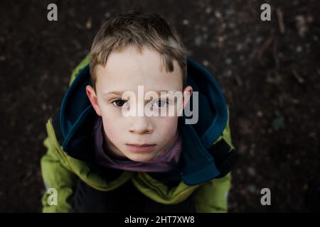 portrait d'un garçon sérieux aux yeux bruns Banque D'Images