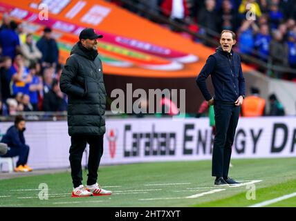 Thomas Tuchel, le directeur de Chelsea (à droite) et Jurgen Klopp, le directeur de Liverpool, lors de la finale de la Carabao Cup au stade Wembley, à Londres. Date de la photo: Dimanche 27th février 2022. Banque D'Images