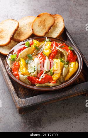 Escalivada ou escalibada espagnol plat traditionnel de légumes fumés grillés à proximité dans le panneau de bois sur la table. Verticale Banque D'Images