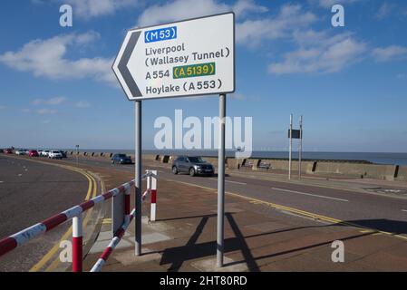 Nouvelle promenade de Brighton et phare situé sur le Wirral près de Liverpool Banque D'Images