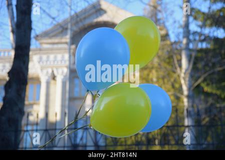 Helsinki, Finlande - 27 février 2022 : ballons bleus et jaunes aux couleurs ukrainiennes devant l'ambassade de Russie à Helsinki. Banque D'Images