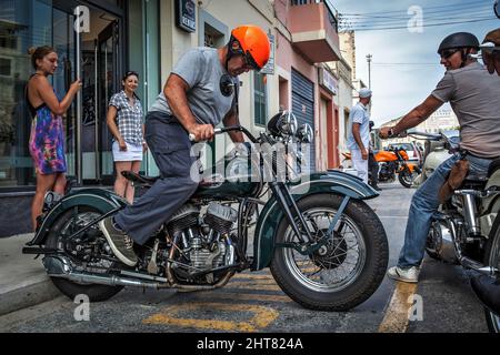 Un Rider Kick de moto commence son vélo classique Banque D'Images