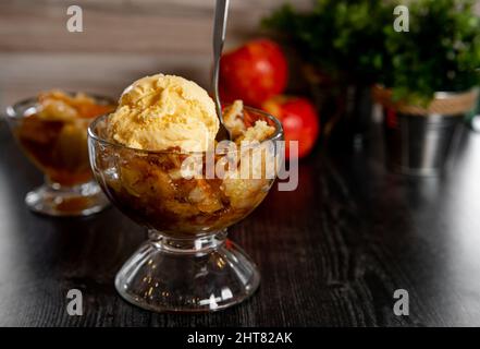 Bol de cobbler aux pommes avec crème glacée Banque D'Images