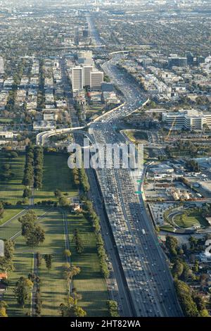 Vue Arial du trafic sur la 405 à Los Angeles Banque D'Images