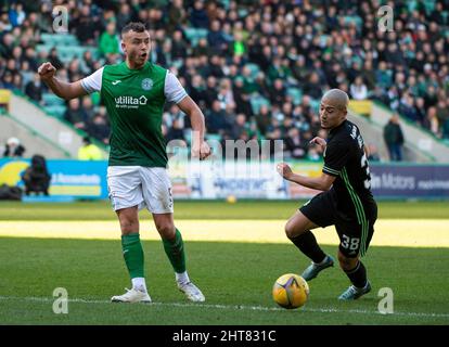 Édimbourg, Royaume-Uni. 27th févr. 2022. EASTER ROAD STADIUM, ÉDIMBOURG, ÉCOSSE - FÉVRIER 27 : Ryan Porteous, HibsÕ centre-arrière, fait appel à Daizen Maeda, l'avant-projet japonais du Celtic, qui s'est hisser au but lors du match de Cinch Scottish Premiership entre le FC Hibernian et le FC Celtic, le 27 février 2022 à Édimbourg, au Royaume-Uni. ( Credit: Ian Jacobs/Alay Live News Banque D'Images