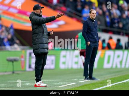 Jurgen Klopp, directeur de Liverpool (à gauche), et Thomas Tuchel, directeur de Chelsea, lors de la finale de la Carabao Cup au stade Wembley, Londres. Date de la photo: Dimanche 27th février 2022. Banque D'Images