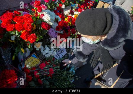 Moscou, Russie. 27th février, 2022 personnes ont jeté des fleurs sur le site où feu le chef de l'opposition Boris Nemtsov a été tué par balle sur un pont près du Kremlin dans le centre de Moscou, à l'occasion du septième anniversaire de son assassinat crédit : Nikolay Vinokurov/Alay Live News Banque D'Images