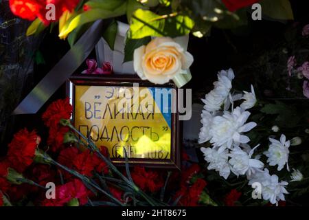 Moscou, Russie. 27th février, 2022 personnes ont jeté des fleurs sur le site où feu le chef de l'opposition Boris Nemtsov a été tué par balle sur un pont près du Kremlin dans le centre de Moscou, à l'occasion du septième anniversaire de son assassinat crédit : Nikolay Vinokurov/Alay Live News Banque D'Images