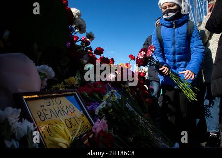 Moscou, Russie. 27th février, 2022 personnes ont jeté des fleurs sur le site où feu le chef de l'opposition Boris Nemtsov a été tué par balle sur un pont près du Kremlin dans le centre de Moscou, à l'occasion du septième anniversaire de son assassinat crédit : Nikolay Vinokurov/Alay Live News Banque D'Images