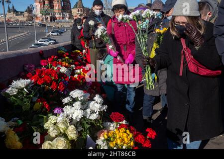 Moscou, Russie. 27th février, 2022 personnes ont jeté des fleurs sur le site où feu le chef de l'opposition Boris Nemtsov a été tué par balle sur un pont près du Kremlin dans le centre de Moscou, à l'occasion du septième anniversaire de son assassinat crédit : Nikolay Vinokurov/Alay Live News Banque D'Images