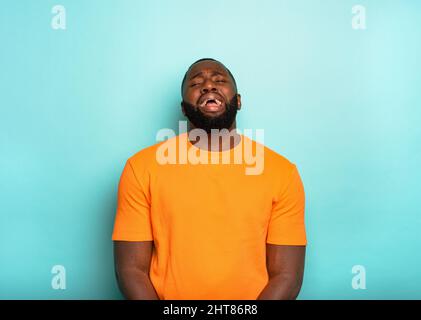 Afro homme avec une expression malheureuse pleure Banque D'Images