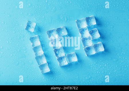 L'inscription GLACE faite de glaçons sur fond bleu Banque D'Images