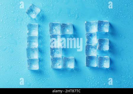 L'inscription GLACE faite de glaçons sur fond bleu. Banque D'Images