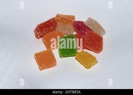 Gros plan de bonbons en gelée colorés recouverts de sucre isolé sur fond blanc Banque D'Images