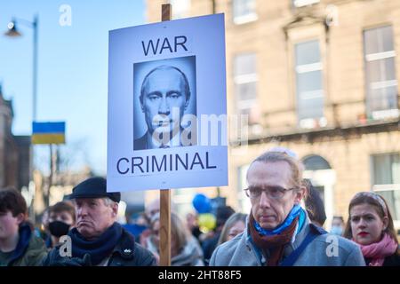 Edinburgh Ecosse, Royaume-Uni février 27 2022. Plusieurs centaines de manifestants se rassemblent au consulat général de Russie dans le West End d'Édimbourg et se manifestent au Parlement écossais pour protester contre l'invasion russe de l'Ukraine. Credit sst/alay Live News Banque D'Images