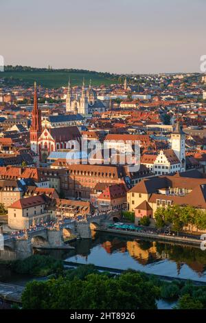 Vue depuis la forteresse de Marienberg avec coucher de soleil sur le main et les rues de Würzburg en Allemagne. Banque D'Images