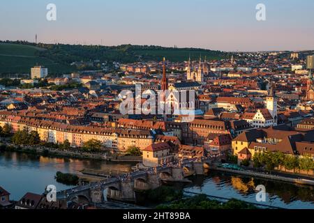 Vue depuis la forteresse de Marienberg avec coucher de soleil sur le main et les rues de Würzburg en Allemagne. Banque D'Images