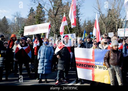 Une fois de plus, des foules se sont rassemblées devant l'ambassade de Russie. Avec des drapeaux, des bannières et des cris exprimant leur opposition à l'invasion de l'Ukraine par Vladimir Poutine. Parmi les milliers de manifestants, il y a une atmosphère de grand chagrin, de désespoir, mais aussi de rage. Certains des manifestants n'ont pas mâchée leurs paroles, et leurs bannières ont exprimé sans ambages leur opinion sur le président de la Russie, et surtout sur la politique qu'il poursuit actuellement - l'agression. Varsovie, Pologne, le 27 février 2022. Photo de Michal Zbikowski/Interpress photo/ABACAPRESS.COM Banque D'Images