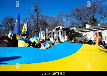 Une fois de plus, des foules se sont rassemblées devant l'ambassade de Russie. Avec des drapeaux, des bannières et des cris exprimant leur opposition à l'invasion de l'Ukraine par Vladimir Poutine. Parmi les milliers de manifestants, il y a une atmosphère de grand chagrin, de désespoir, mais aussi de rage. Certains des manifestants n'ont pas mâchée leurs paroles, et leurs bannières ont exprimé sans ambages leur opinion sur le président de la Russie, et surtout sur la politique qu'il poursuit actuellement - l'agression. Varsovie, Pologne, le 27 février 2022. Photo de Michal Zbikowski/Interpress photo/ABACAPRESS.COM Banque D'Images