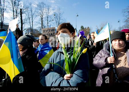 Une fois de plus, des foules se sont rassemblées devant l'ambassade de Russie. Avec des drapeaux, des bannières et des cris exprimant leur opposition à l'invasion de l'Ukraine par Vladimir Poutine. Parmi les milliers de manifestants, il y a une atmosphère de grand chagrin, de désespoir, mais aussi de rage. Certains des manifestants n'ont pas mâchée leurs paroles, et leurs bannières ont exprimé sans ambages leur opinion sur le président de la Russie, et surtout sur la politique qu'il poursuit actuellement - l'agression. Varsovie, Pologne, le 27 février 2022. Photo de Michal Zbikowski/Interpress photo/ABACAPRESS.COM Banque D'Images