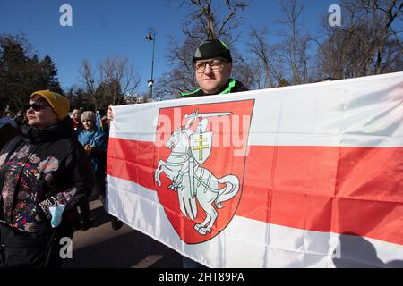 Une fois de plus, des foules se sont rassemblées devant l'ambassade de Russie. Avec des drapeaux, des bannières et des cris exprimant leur opposition à l'invasion de l'Ukraine par Vladimir Poutine. Parmi les milliers de manifestants, il y a une atmosphère de grand chagrin, de désespoir, mais aussi de rage. Certains des manifestants n'ont pas mâchée leurs paroles, et leurs bannières ont exprimé sans ambages leur opinion sur le président de la Russie, et surtout sur la politique qu'il poursuit actuellement - l'agression. Varsovie, Pologne, le 27 février 2022. Photo de Michal Zbikowski/Interpress photo/ABACAPRESS.COM Banque D'Images