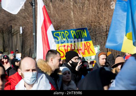 Une fois de plus, des foules se sont rassemblées devant l'ambassade de Russie. Avec des drapeaux, des bannières et des cris exprimant leur opposition à l'invasion de l'Ukraine par Vladimir Poutine. Parmi les milliers de manifestants, il y a une atmosphère de grand chagrin, de désespoir, mais aussi de rage. Certains des manifestants n'ont pas mâchée leurs paroles, et leurs bannières ont exprimé sans ambages leur opinion sur le président de la Russie, et surtout sur la politique qu'il poursuit actuellement - l'agression. Varsovie, Pologne, le 27 février 2022. Photo de Michal Zbikowski/Interpress photo/ABACAPRESS.COM Banque D'Images