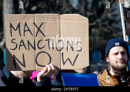 Une fois de plus, des foules se sont rassemblées devant l'ambassade de Russie. Avec des drapeaux, des bannières et des cris exprimant leur opposition à l'invasion de l'Ukraine par Vladimir Poutine. Parmi les milliers de manifestants, il y a une atmosphère de grand chagrin, de désespoir, mais aussi de rage. Certains des manifestants n'ont pas mâchée leurs paroles, et leurs bannières ont exprimé sans ambages leur opinion sur le président de la Russie, et surtout sur la politique qu'il poursuit actuellement - l'agression. Varsovie, Pologne, le 27 février 2022. Photo de Michal Zbikowski/Interpress photo/ABACAPRESS.COM Banque D'Images