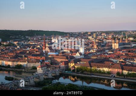 Vue depuis la forteresse de Marienberg avec coucher de soleil sur le main et les rues de Würzburg en Allemagne. Banque D'Images