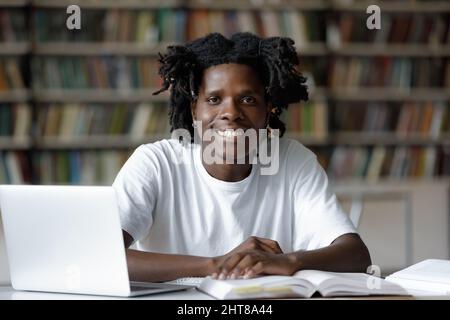 Portrait d'un beau étudiant afro-américain souriant. Banque D'Images