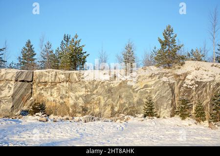 Célèbre carrière de marbre dans la République de Carélie, Russie - carrière italienne (Ruskeala) par une journée ensoleillée, froide et hivernale Banque D'Images