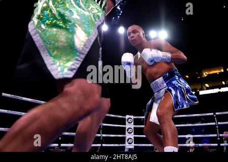 Fabio Wardley (à droite) en action contre Daniel Martz lors de leur combat à l'Arena 02, Londres. Date de la photo: Dimanche 27 février 2022. Banque D'Images