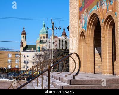 Entrée à l'église catholique ukrainienne Saints Volodymyr et Olha avec la cathédrale St Nickolas en arrière-plan. Banque D'Images