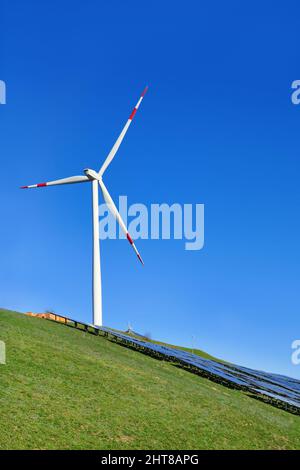 Énergie éolienne et solaire renouvelable. Éolienne à côté du système photovoltaïque sur la colline Banque D'Images