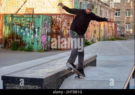 le skateboarder se prépare à sauter sur le parapet Banque D'Images